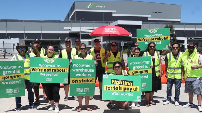 A picket line continues in Dandenong South at a distribution centre for Woolworths ahead of a Fair Work commission hearing on Friday. Picture: David Crosling