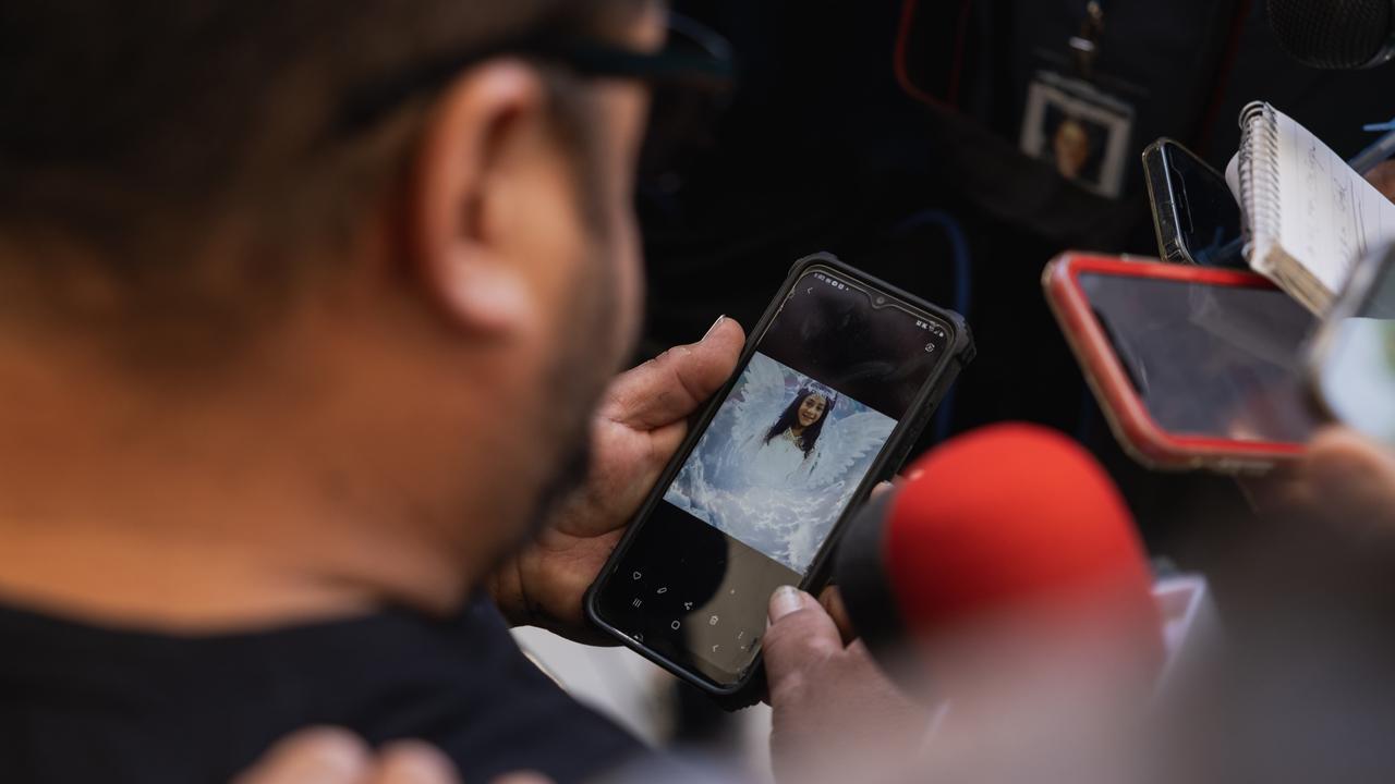 Jacinto Cazares photographed sharing a photo of his daughter to reporters. Picture: Jordan Vonderhaar/ Getty Images.