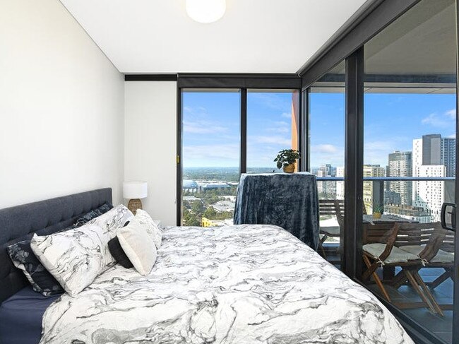 This one-bedroom unit in Olympic Park recently sold for $540,000, $211,000 below the 2017 price.