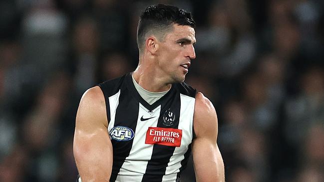 MELBOURNE, AUSTRALIA - MAY 12: Scott Pendlebury of the Magpies looks to pass the ball during the round nine AFL match between Collingwood Magpies and West Coast Eagles at Marvel Stadium, on May 12, 2024, in Melbourne, Australia. (Photo by Quinn Rooney/Getty Images)