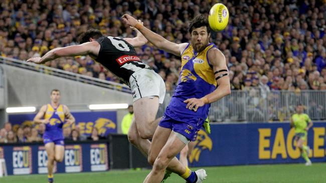 Josh Kennedy and Tyson Goldsack went head to head in the qualifying final. Picture: AAP Images