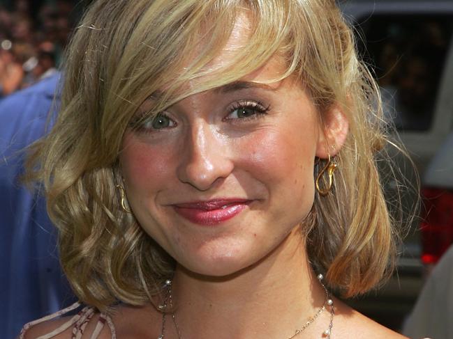 (FILES) In this file photo taken on July 23, 2006 actress Allison Mack attends the premiere of Warner Bros. Pictures' "Ant Bully" at Grauman’s Chinese theatre in Hollywood, California.  Mack, 35, from the series "Smallville," was arrested April 20, 2018, on charges of sex trafficking for recruiting women to a purported self-help group in which they were forced to have sex with its leader, US prosecutors say. / AFP PHOTO / GETTY IMAGES NORTH AMERICA / Mark Mainz