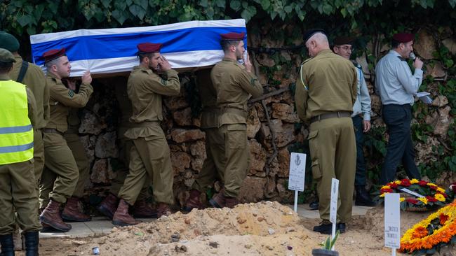 The casket for 20-year-old Staff Sergeant Dvir Barzani is carried into the funeral led by IDF Chief Cantor Lt. Col. Shai Abramson at Har Herzel.