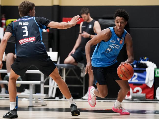 Dash Daniels drives baseline against United development player Campbell Blogg. Picture: Melbourne United Media