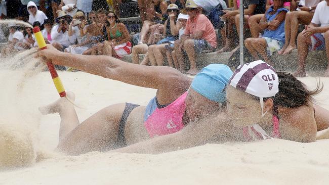 L to R: In a familiar state rivalry, Alexandra Rampoldi from NSW and EJ Forsyth from Queensland fight it out in the final of the open beach flags.