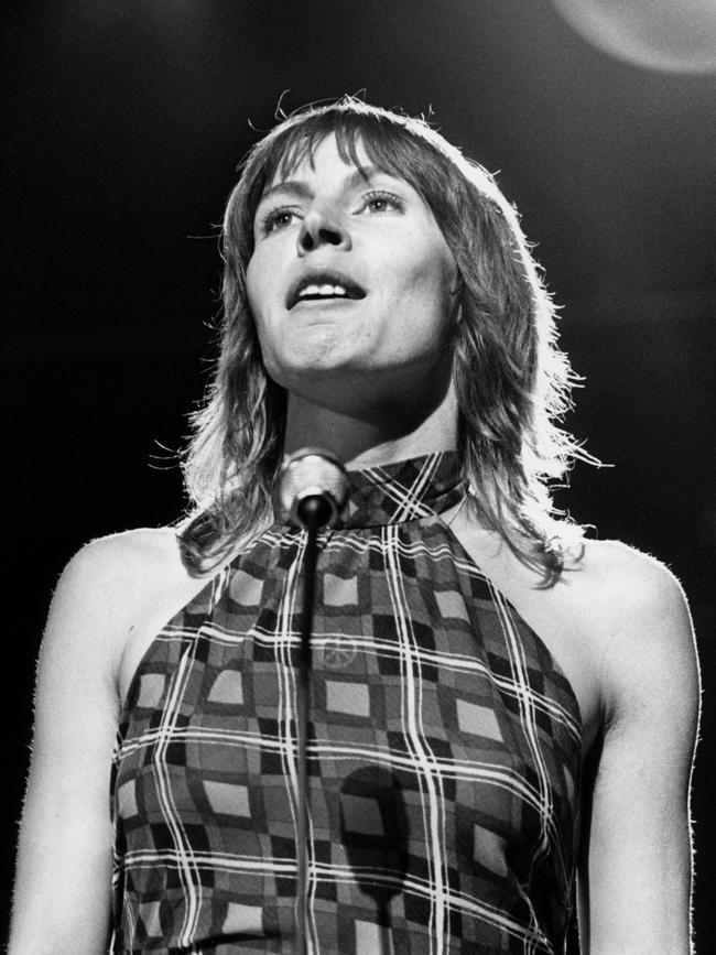 Helen Reddy performing on stage in the 1970s. (Photo by Tony Russell/Redferns)