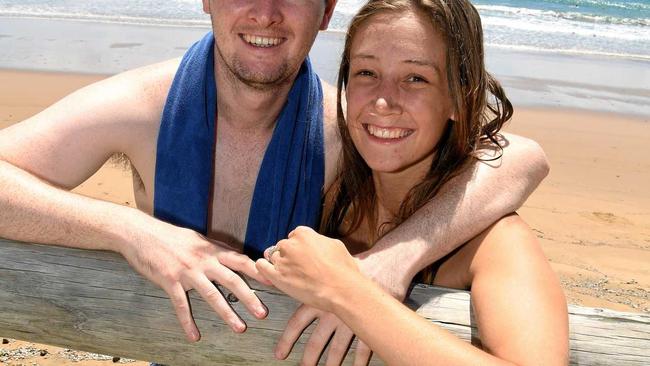 STAYING COOL IN BARGARA: Ronan Corcoran and Laura Kirby making the most of the local beaches during their travels along the east coast of Australia. Picture: Mike Knott BUN180219WEA1