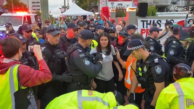 Protesters surround Kangaroo Point hotel where 120 asylum seekers are detained