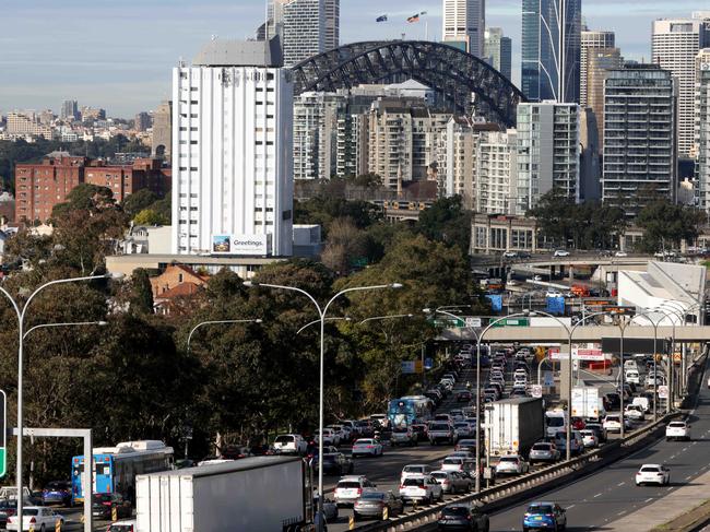 SYDNEY, AUSTRALIA - NewsWire Photos AUGUST 25, 2022:  Peak Hour traffic pictured as it heads towards Sydney's harbour bridge.Picture: NCA NewsWire / Damian Shaw