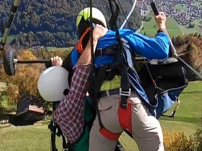 US Man's terrifying hang gliding experience. Picture: Youtube/Gursk3