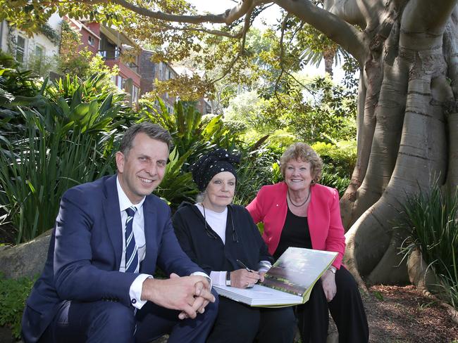 MPs Andrew Constance and Jillian Skinner with Wendy Whiteley. Picture: Adam Ward