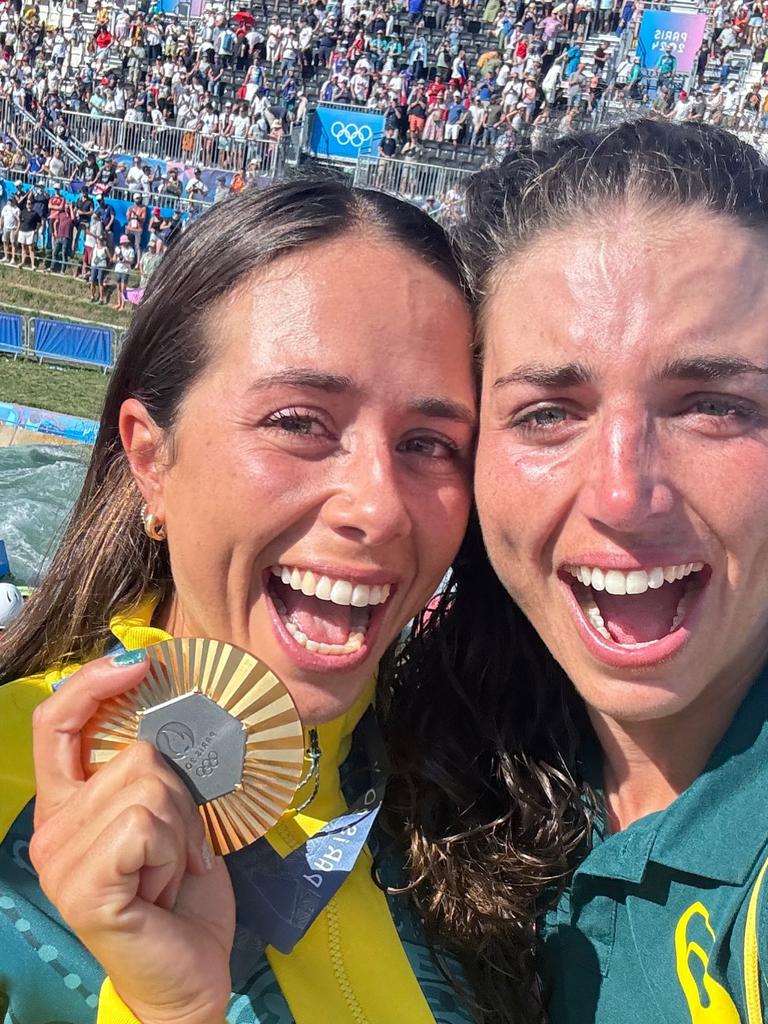 Noemie Fox (left) and Jess Fox celebrate in Paris. Picture: Instagram/jessfoxcanoe