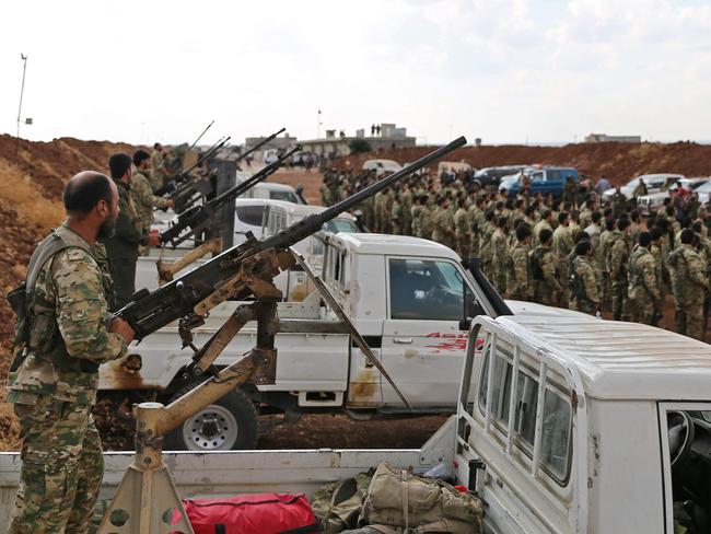 Turkish-backed Syrian rebel fighters gather near the Syrian-Turkish border north of Aleppo on October 7, 2019. - US forces in northern Syria started pulling back from areas along the Turkish border ahead of a feared military invasion by Ankara that Kurdish forces say would spark a jihadist resurgence.  The Kurdish-led Syrian Democratic Forces said in a statement that "US forces withdrew from the border areas with Turkey" in northeast Syria. (Photo by Nazeer Al-khatib / AFP)