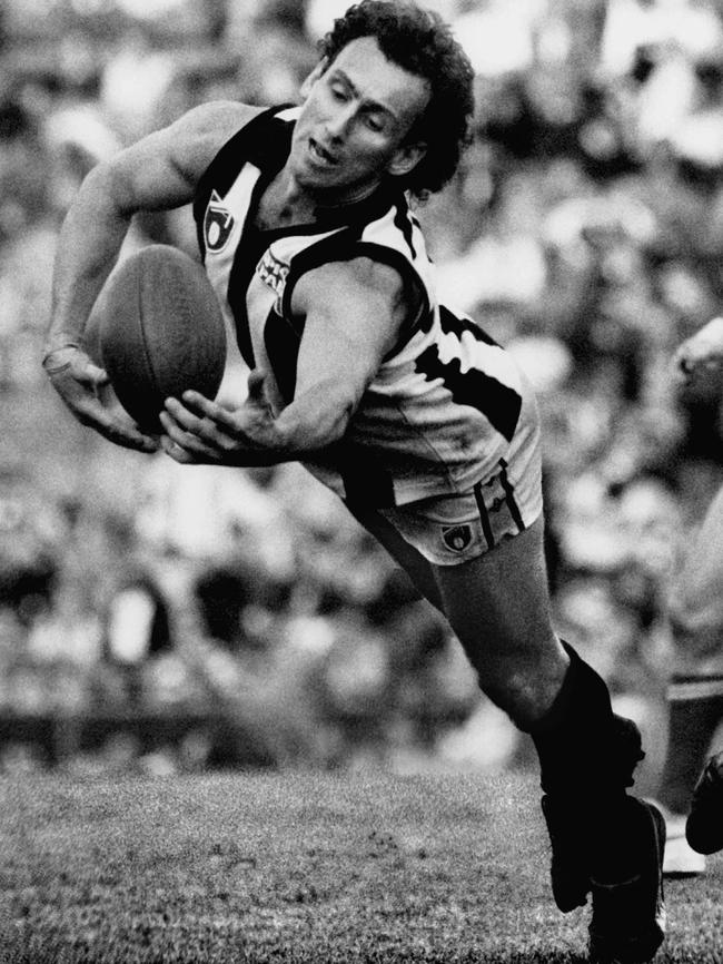 Peter Daicos reels in a mark for Collingwood.