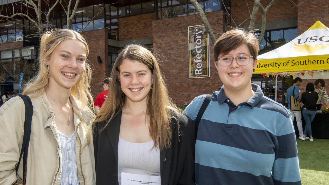 ( From left ) Lillian Akeroyd, Briony Walker and Hannah Buckmaster at the USQ open day. Sunday, August 15, 2021. Picture: Nev Madsen.