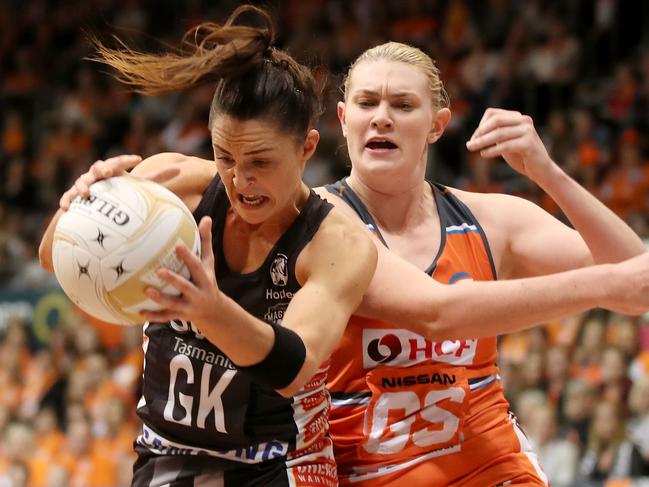 SYDNEY, AUSTRALIA - JUNE 03:  Sharni Layton of the Magpies wins the ball over Kristina Brice of the Giants during the Super Netball Major Semi Final match between the Giants and the Magpies at Sydney Olympic Park Sports Centre on June 3, 2017 in Sydney, Australia.  (Photo by Mark Kolbe/Getty Images)
