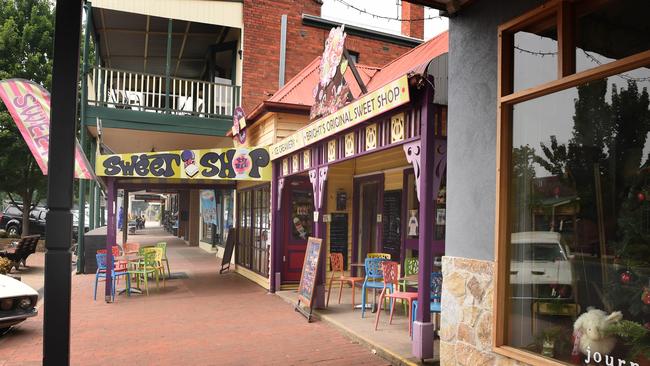 Local shops are closed due the evacuation in Bright, Victoria. Picture: Tony Gough