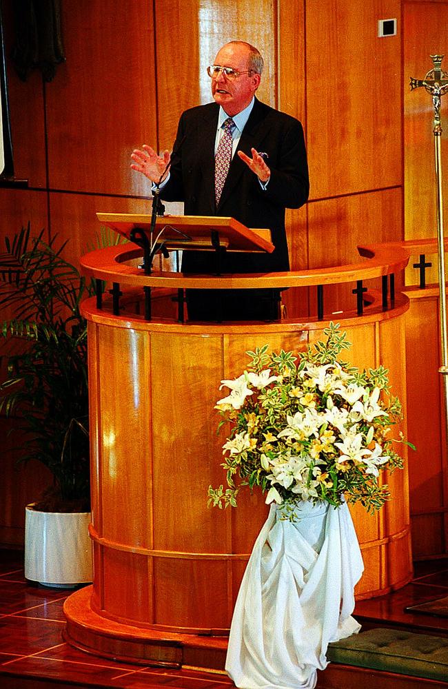 Media personality Alan Jones delivers the eulogy at the funeral. Picture: Ron Hutchings