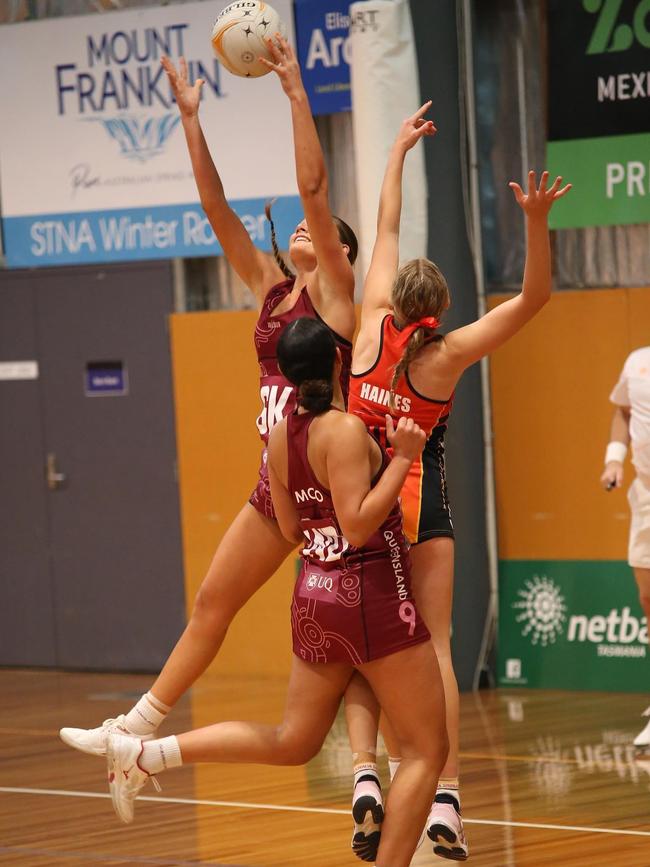 Darcie Davies playing for Queensland at the 2022 NNC. Photo: Netball Australia.