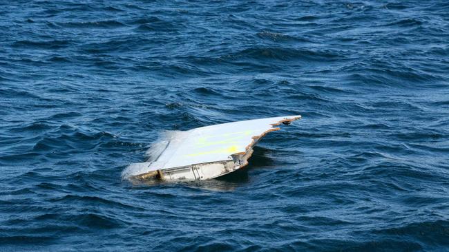 This handout picture released by the Commonwealth Scientific and Industrial Research Organisation on April 21, 2017 shows a modified genuine Boeing 777 flaperon tested in waters near Hobart, the capital of Tasmania, to help determine where the final resting place of missing Malaysia Airlines jet MH370 might be. Missing flight MH370 "most likely" lies north of a former search zone in the remote Indian Ocean, Australian authorities said on April 21, 2017, in a new report that offers hope the plane may one day be found. / AFP PHOTO / COMMONWEALTH SCIENTIFIC AND INDUSTRIAL RESEARCH ORGANISATION / Handout / RESTRICTED TO EDITORIAL USE - MANDATORY CREDIT "AFP PHOTO / HO / COMMONWEALTH SCIENTIFIC AND INDUSTRIAL RESEARCH ORGANISATION" - NO MARKETING NO ADVERTISING CAMPAIGNS - DISTRIBUTED AS A SERVICE TO CLIENTS - NO ARCHIVE