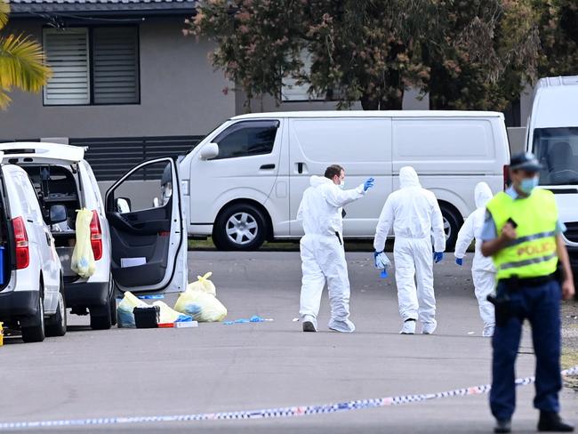 SYDNEY, AUSTRALIA - NewsWire Photos SEPTEMBER 2, 2021: Police and forensic teams search the streets at the crime scene of a fatal stabbing overnight in Blacktown.Picture: NCA NewsWire / Jeremy Piper