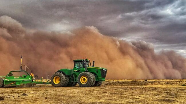 Apocalyptic scenes as dust storm sweeps Victoria