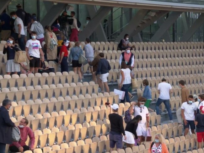 Fans leave Roland Garros. Photo: Eurosport vis Twitter, @tomcarayol