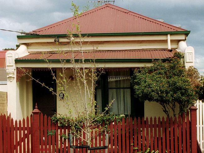 27/9/2002. 147 Easey St Street, Collingwood, where Suzanne Armstrong and Susan Bartlett were murdered in 1977.