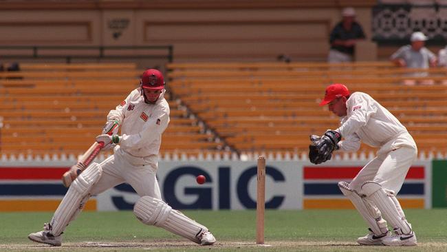 Jimmy Maher cuts off McIntyre, wicketkeeper Tim Neilsen (R) 30/12/95. Cricket A/CT