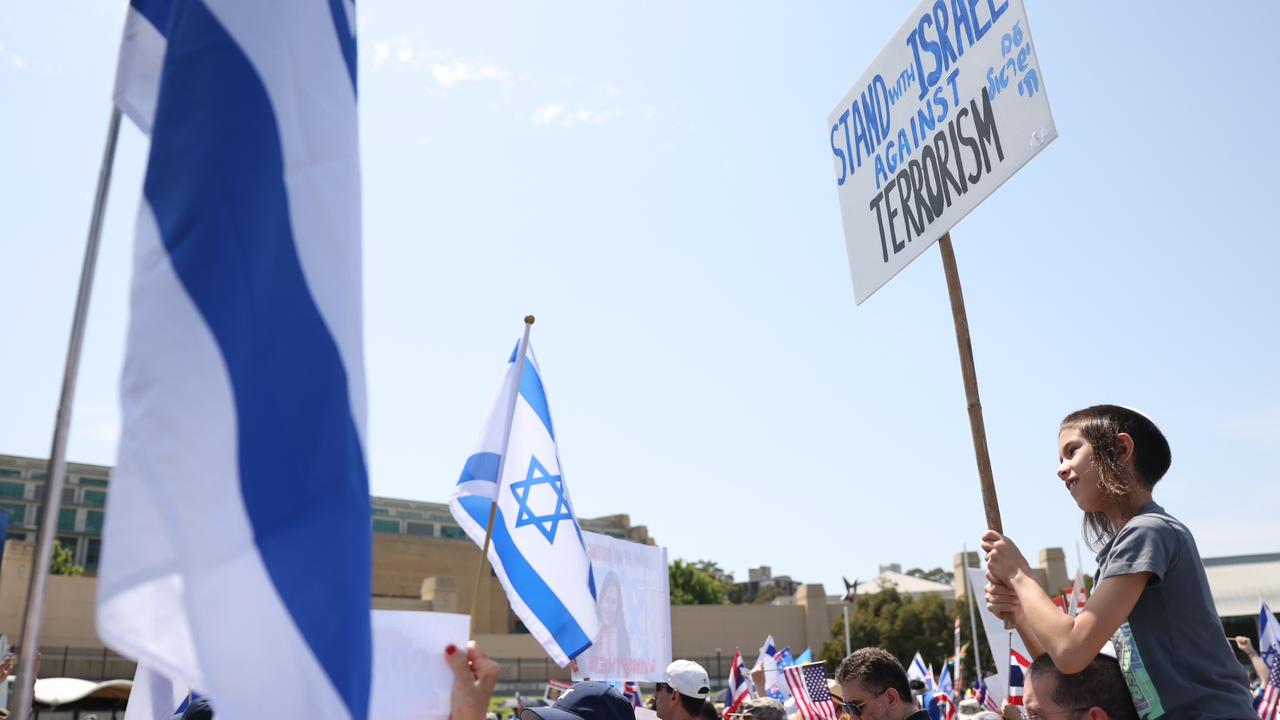 Thousands turn out for pro-Israel rally