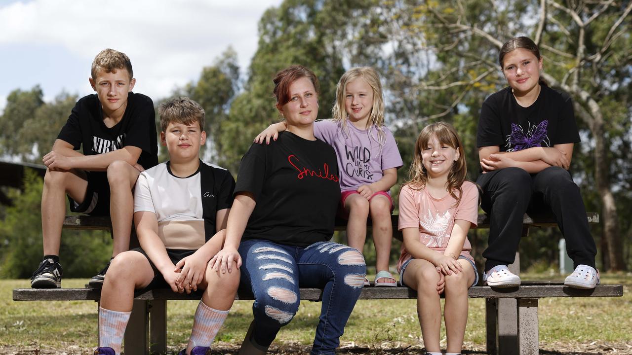 Single mum Jayla England with her kids Jayce (13) Bobby (10) Lily (6) Taylor (8) and Georgina (11). Picture: Richard Dobson