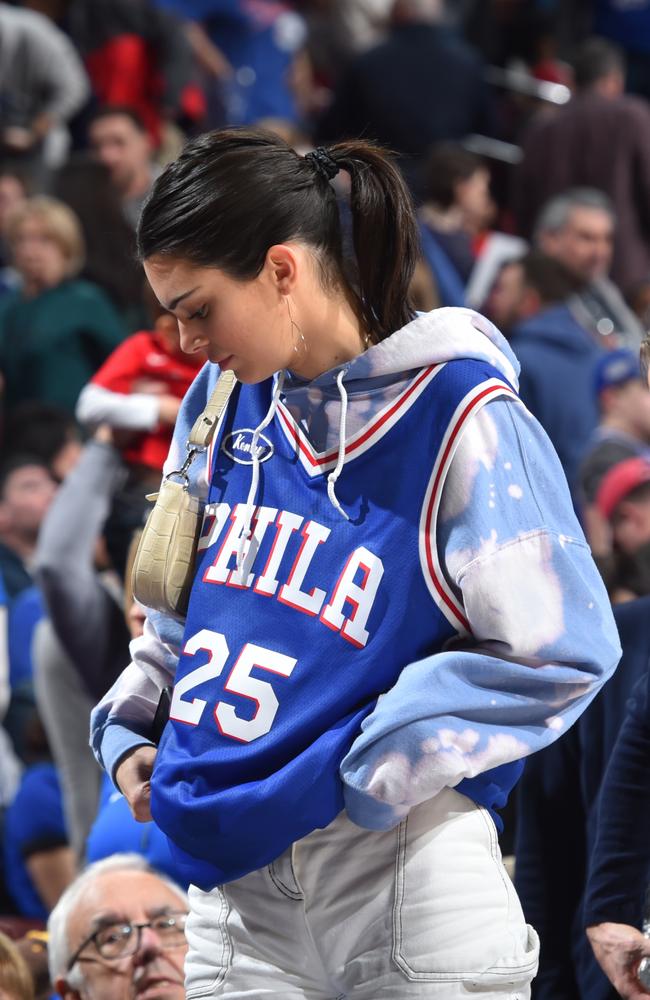 Kendall Jenner wears Ben Simmons' jersey to 76ers-Pacers game