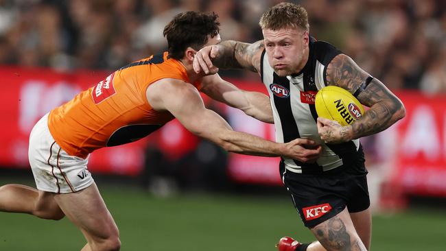 MELBOURNE, AUSTRALIA - September 22, 2023. AFL .   Jordan De Goey of the Magpies brushes past Lachlan Ash of the Giants  during the 1st preliminary final between Collingwood and the Greater Western Sydney Giants at the MCG in Melbourne, Australia..   Photo by Michael Klein.