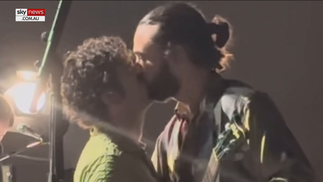 1975 年乐队在马来西亚同性恋接吻争议后取消演出