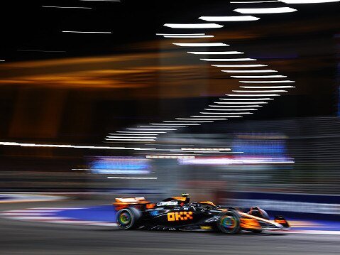 SINGAPORE, SINGAPORE - SEPTEMBER 17: Lando Norris of Great Britain driving the (4) McLaren MCL60 Mercedes on track during the F1 Grand Prix of Singapore at Marina Bay Street Circuit on September 17, 2023 in Singapore, Singapore. (Photo by Mark Thompson/Getty Images)