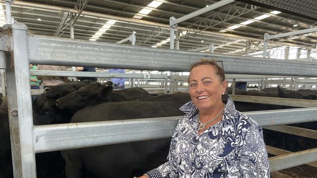 Jenny Jarmaine sold a pen of six heavy Angus steers at 537kg for $2100 or 391c/kg at the Nutrien Ballarat weaner sale. Picture: Petra Oates