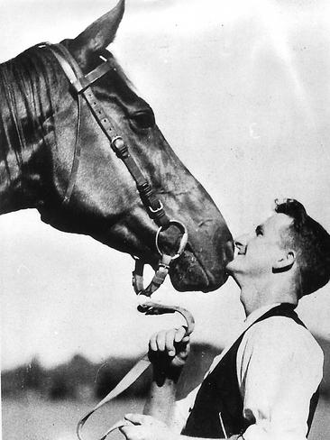 Phar Lap with trainer Tommy Woodcock in 1932.