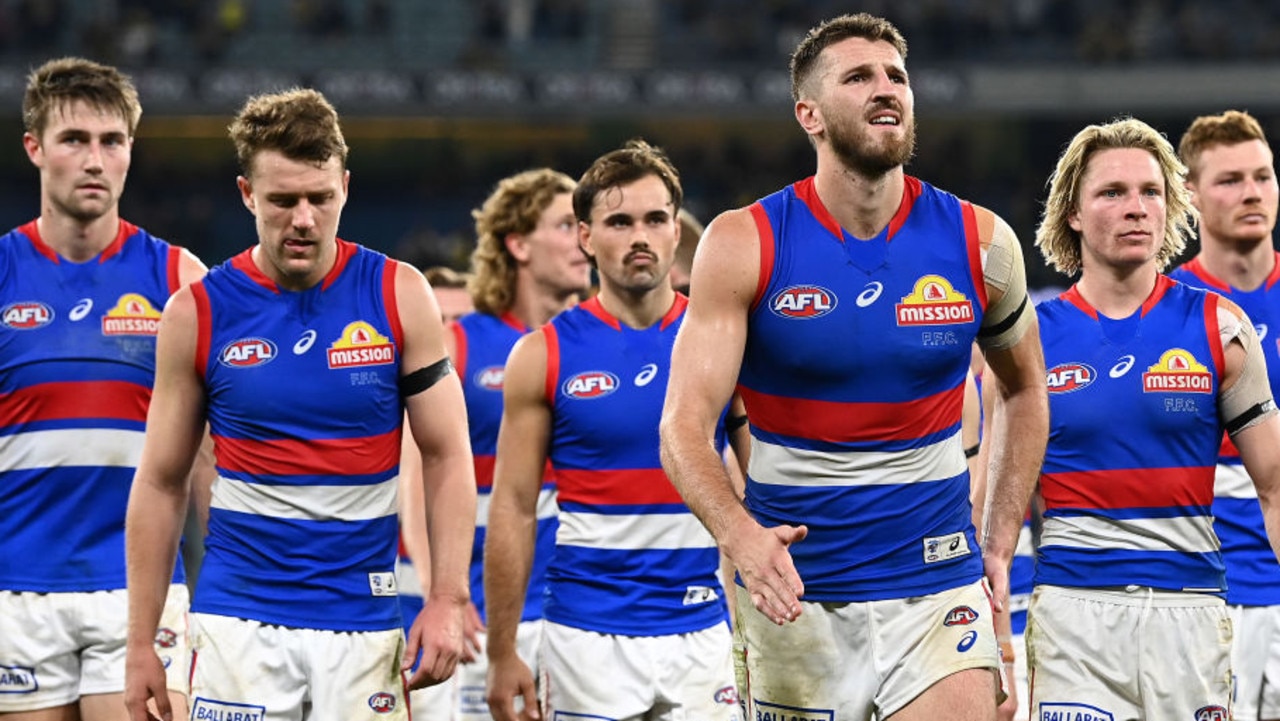 MELBOURNE, AUSTRALIA - APRIL 09: Marcus Bontempelli and his Bulldogs team mates look dejected after losing the round four AFL match between the Richmond Tigers and the Western Bulldogs at Melbourne Cricket Ground on April 09, 2022 in Melbourne, Australia. (Photo by Quinn Rooney/Getty Images)