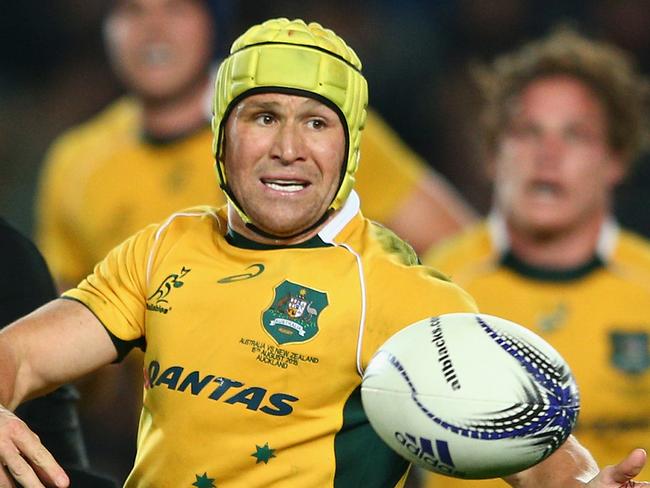 AUCKLAND, NEW ZEALAND - AUGUST 15: Matt Giteau of the Wallabies passes during The Rugby Championship, Bledisloe Cup match between the New Zealand All Blacks and the Australian Wallabies at Eden Park on August 15, 2015 in Auckland, New Zealand. (Photo by Cameron Spencer/Getty Images)