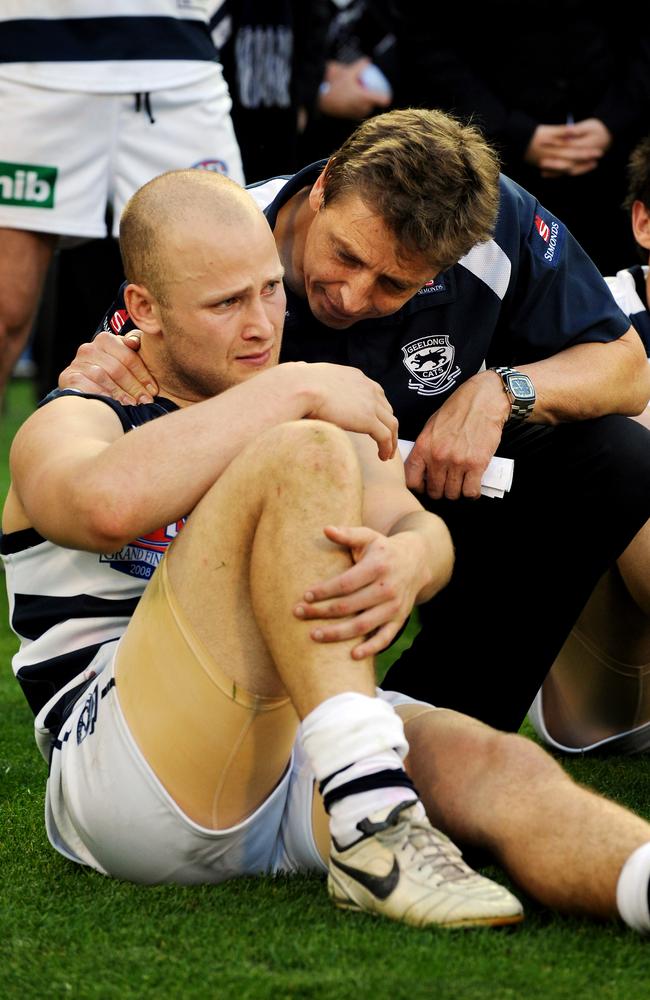 Mark Thompson consoles a teary Gary Ablett Jr after the 2008 Grand Final