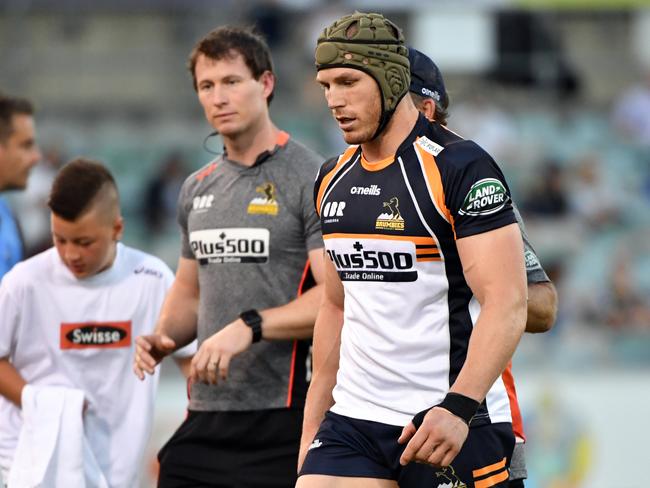 Brumbies David Pocock comes off the field for a head injury assessment during the Round 1 Super Rugby match between the Brumbies and the Melbourne Rebels at GIO Stadium in Canberra, Friday, February 15, 2019. (AAP Image/Mick Tsikas) NO ARCHIVING, EDITORIAL USE ONLY