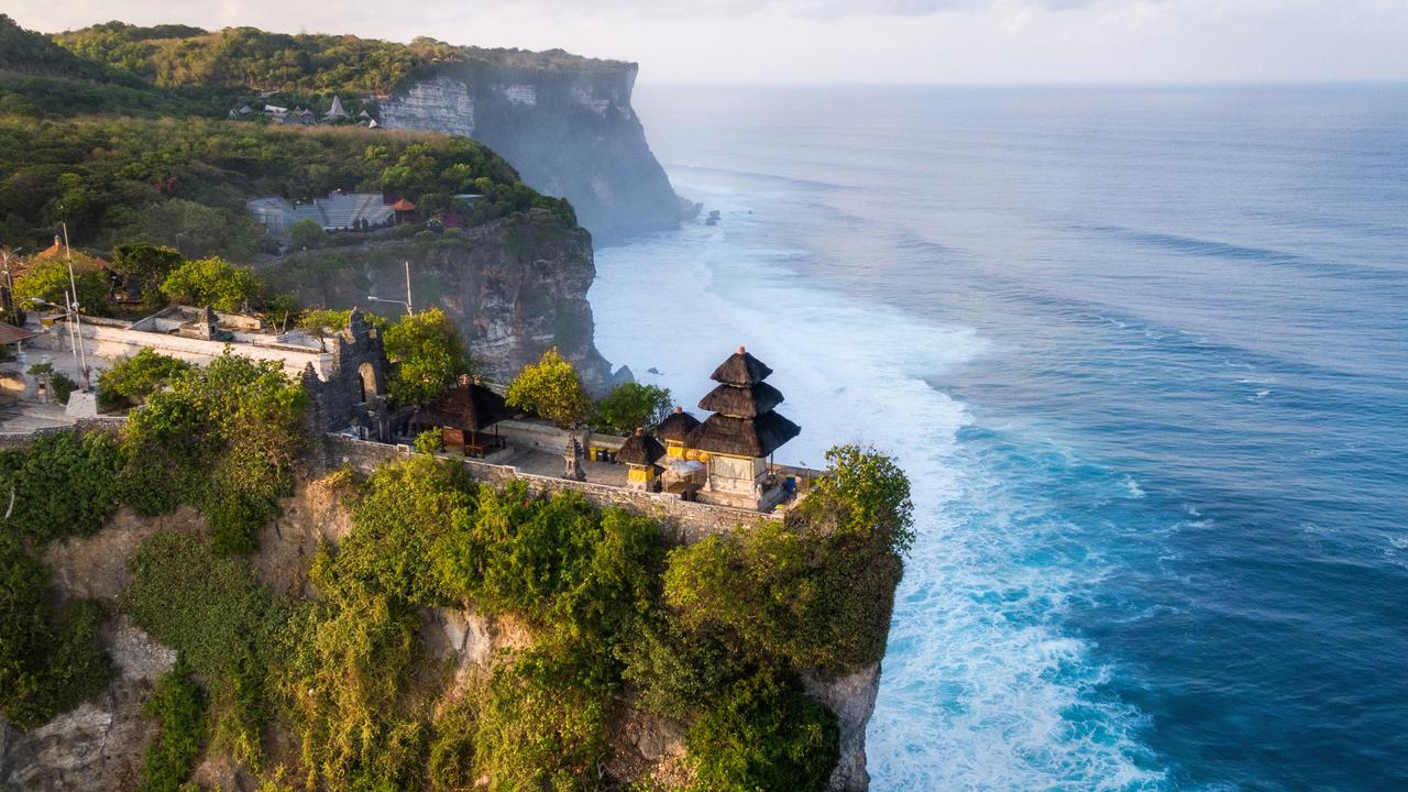 Bali kembali dibuka untuk wisatawan mancanegara.