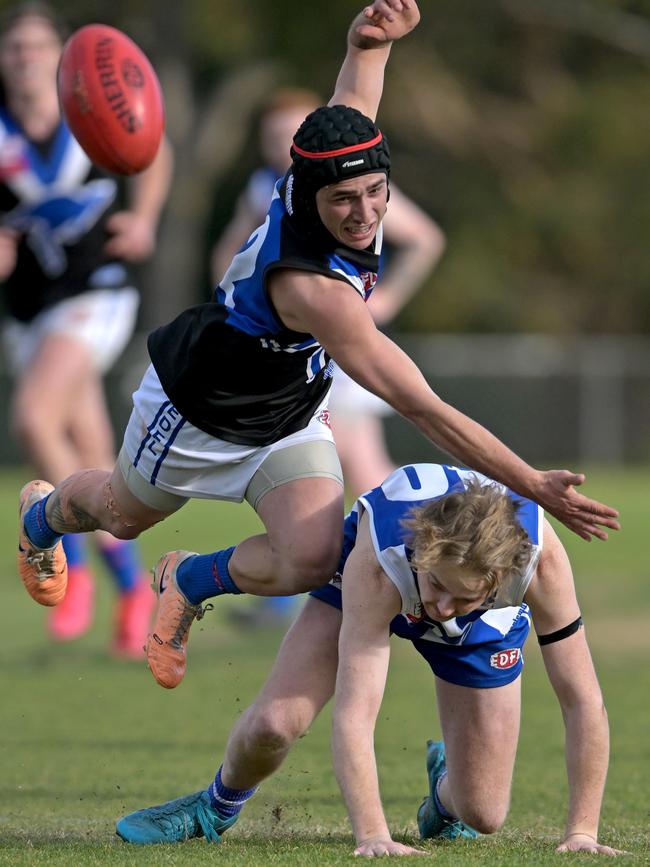 EDFL: Sunbury Kangaroo Brody Watts goes over the top of Tom Gleeson of Oak Park. Picture: Andy Brownbill