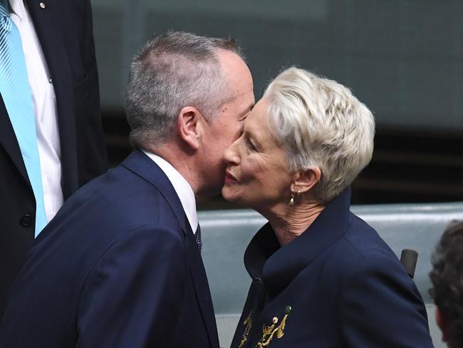 Kerryn Phelps is congratulated by Bill Shorten after her maiden speech.