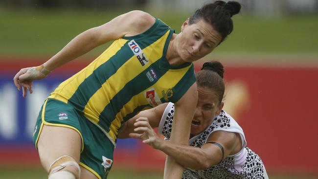 PINT’s Kirsten Smits gets her kick away under pressure from Magpie Natasha Medbury. Picture: Glenn Campbell