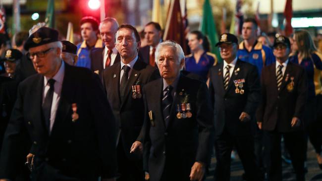 Pictures from the ANZAC Day dawn service at Cenotaph Park, Hornsby, on 25th April 2018. (AAP Image / Julian Andrews).