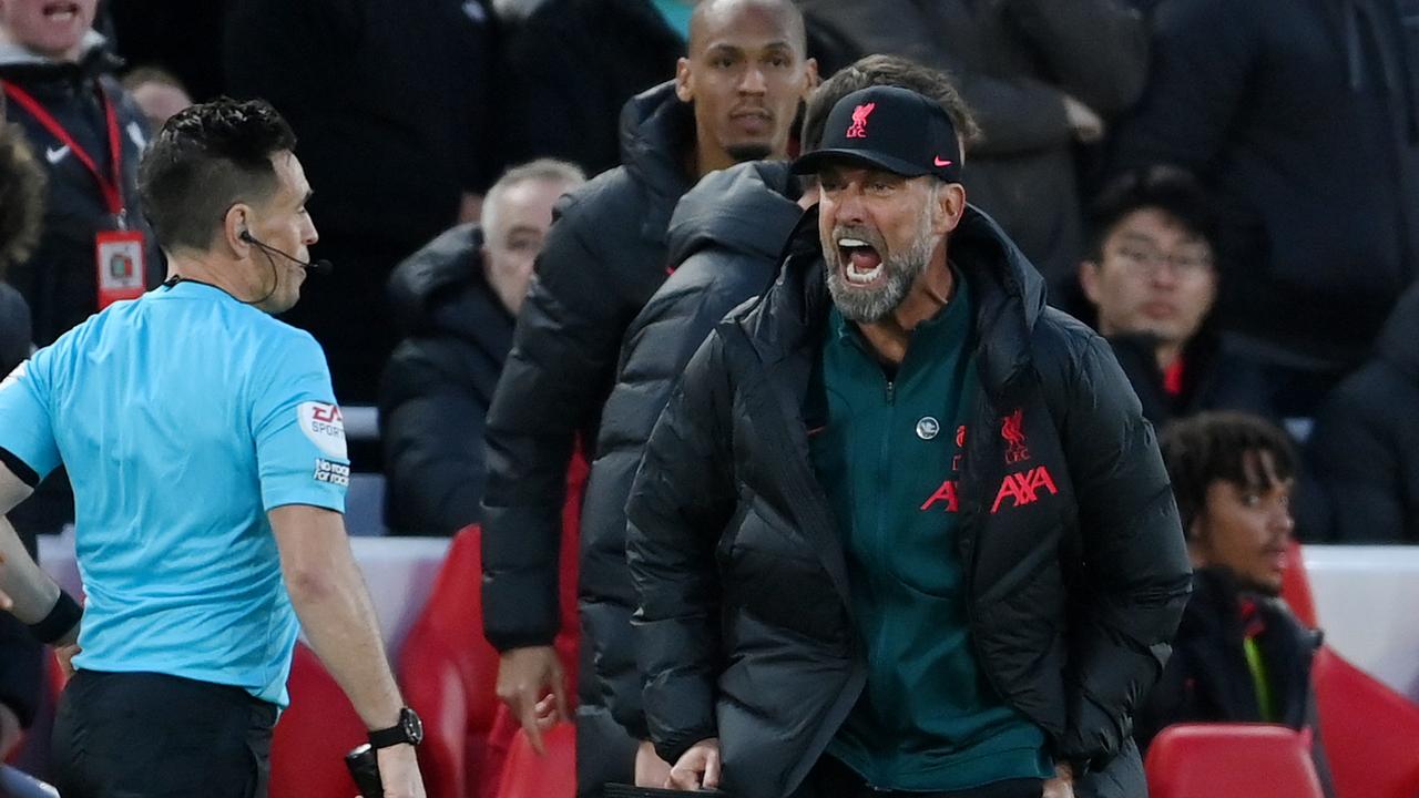 LIVERPOOL, ENGLAND – OCTOBER 16: Juergen Klopp, Manager of Liverpool shouts at linesman Gary Beswick during the Premier League match between Liverpool FC and Manchester City at Anfield on October 16, 2022 in Liverpool, England. (Photo by Laurence Griffiths/Getty Images)