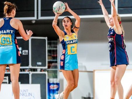 Rising Gold Coast netballer Dakota Newson (centre). Photo: Titans Netball.