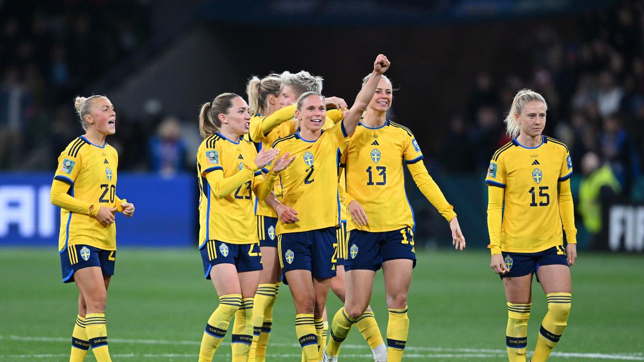 Los jugadores de Suecia celebran después de que Rapinoe fallara su penalti durante la tanda de penaltis.  (Foto de Quinn Rooney/Getty Images)