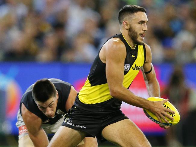 Shane Edwards has too much zip for Carlton’s Matthew Kreuzer. Picture: Michael Klein